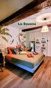 a bedroom with a bed in a room at La Colline Gersoise-Piscine-Sauna in La Sauvetat