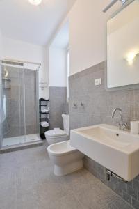 a bathroom with a sink and a toilet and a shower at Residenza La Donzella - Appartamento bianco in Campobasso