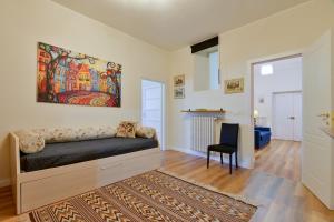 a room with a couch and a painting on the wall at Residenza La Donzella - Appartamento bianco in Campobasso