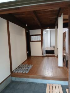 a room with a wooden floor and a wooden bench at 五色の家 in Sumoto