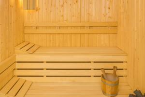 eine Holzsauna mit Eimer darin in der Unterkunft Hrebet House in Borowez