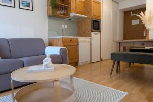 un salon avec un canapé et une table dans l'établissement Cosy du Birdie Logement 4 pers avec piscine, à Giez