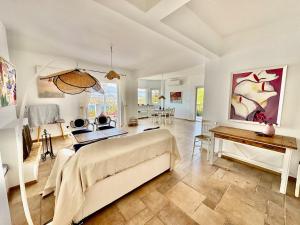 - un grand salon avec un lit et une table dans l'établissement Poros Thea Villa, à Poros