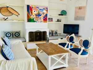 un salon avec un canapé blanc et une cheminée dans l'établissement Poros Thea Villa, à Poros