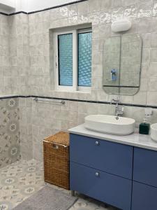une salle de bain avec un lavabo et un miroir dans l'établissement Poros Thea Villa, à Poros 34 autres photos