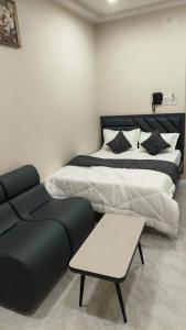 Ένα ή περισσότερα κρεβάτια σε δωμάτιο στο shivansh hotel