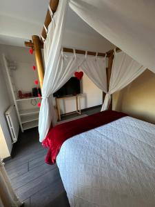 OyréKourline Villalunoterie Futuroscope Piscine spa的卧室里有一张带顶篷的白色床 更多33张照片