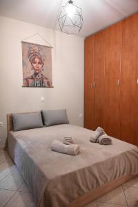 een slaapkamer met een bed met twee handdoeken erop bij Stellina's Spot in Larisa