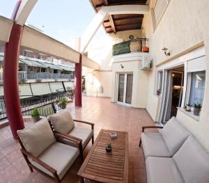 een balkon met banken en een salontafel in een gebouw bij Stellina's Spot in Larisa