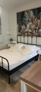 1 cama en una habitación con una foto de la ciudad en Apartament w centrum, en Lublin