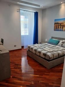 une chambre avec un lit et un rideau bleu dans l'établissement Vatican house 98, à Rome