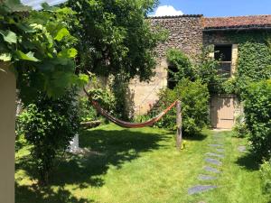- un hamac dans le jardin d'une maison dans l'établissement Le Petit Clos d'Anjou avec Bain nordique et sauna, à Montreuil-Bellay