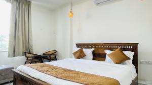ein Schlafzimmer mit einem großen Bett und einer Couch in der Unterkunft Jai Pushkara Luxe Stay -Luxury Heritage Hotel in Pushkar