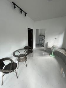 een kamer met stoelen, een tafel en een lamp bij Silva Haus in Ban Nua