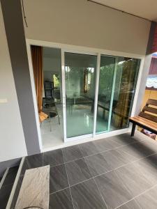 een kamer met glazen schuifdeuren op een patio bij Silva Haus in Ban Nua