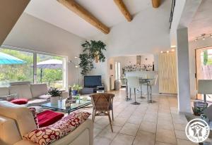 un soggiorno con un divano e un tavolo di Le Loft de la garrigue a Cadolive Altre 26 foto