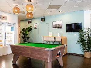 マルセイユにあるノボテル スイーツ マルセイユ センター ユーロメッドのテレビ付きの客室で、ビリヤード台が備わります。
