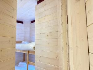 una camera con un letto su una parete in legno di Casa Bianca, Natura e Relax a Roccaraso Altre 22 foto