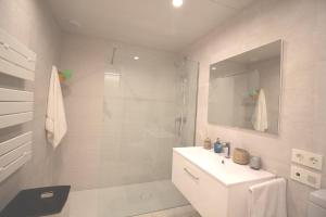 Ένα μπάνιο στο Modern apartment in the center near the beach and Barcelona +46 φωτογραφίες