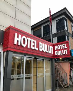 Un edificio de hotel con un cartel rojo. en Hotel Bulut, en Erzincan