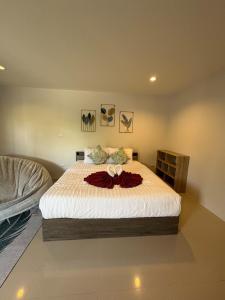 une chambre avec un grand lit avec des draps blancs dans l'établissement Cozy 1-Bedroom apartment, à Ban Lum Fuang 8 autres photos