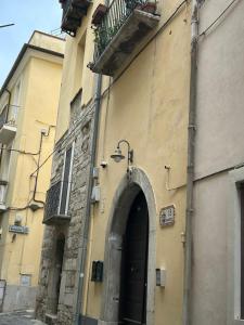 an entrance to a building with an arch in it at Appartamento Bellezza Orsini in Benevento