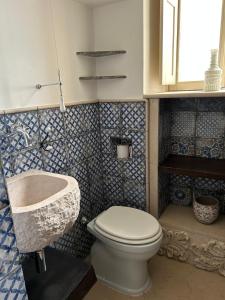 a bathroom with a toilet and a sink at Appartamento Bellezza Orsini in Benevento