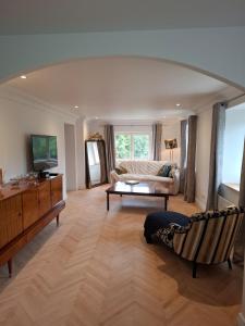 Μια τηλεόραση ή/και κέντρο ψυχαγωγίας στο Le Lavoir d'Adèle 5 étoiles - Spa and Sauna - LUXE