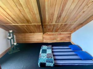 Ένα ή περισσότερα κρεβάτια σε δωμάτιο στο Sky View Cabin