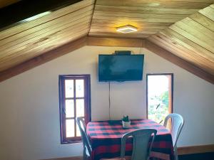 Μια τηλεόραση ή/και κέντρο ψυχαγωγίας στο Sky View Cabin