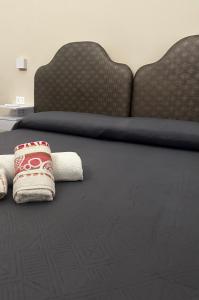 uma cama com dois travesseiros em cima em Suite In Centro em Foggia