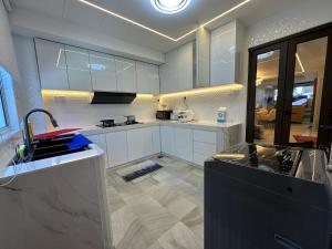 Η κουζίνα ή μικρή κουζίνα στο Sri Bahagia Castle Homestay