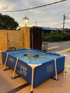 Πισίνα στο ή κοντά στο Sri Bahagia Castle Homestay