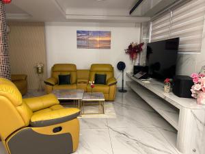 Μια τηλεόραση ή/και κέντρο ψυχαγωγίας στο Sri Bahagia Castle Homestay