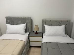 TiraneThe 5 Maji Escape的房间里有两张并排的床