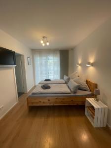 a bedroom with a large bed in a room at Sylvis Home Zentral gelegenes Ferienhaus in ruhiger Lage in Fürth