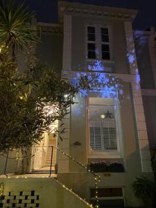 una casa bianca con le luci di Natale davanti di Sandway House a Torquay