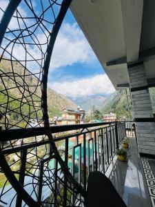 una vista desde el balcón de una casa en Apple pie, en Kasol