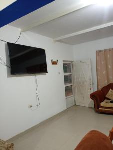 a living room with a flat screen tv on a wall at Casa RRR in Caleta Cruz