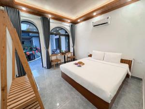 a bedroom with a bed and a table and chairs at Tuan Ngoc Hotel in Ninh Binh +45 photos