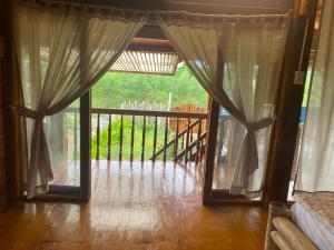 Ấp Thiện SơnTree house的通往带阳台的客房的开放式门