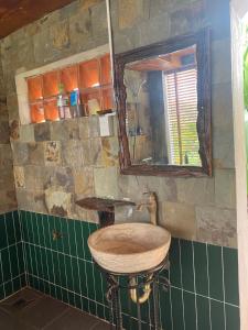 Ấp Thiện SơnTree house的浴室里有洗手池和镜子