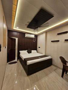 a bedroom with a bed in a room at Chhaya Niketan Home Stay in Ayodhya