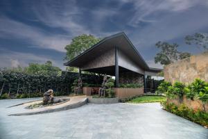 a pavilion with a statue in the middle of a courtyard at Forrest in Mahabalipuram