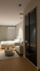 リヤドにあるHotel Studio in Hittinのベッドとソファのあるリビングルーム