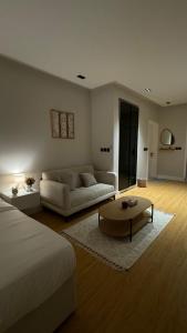 een woonkamer met een bank en een salontafel bij Hotel Studio in Hittin in Riyad +7 foto's