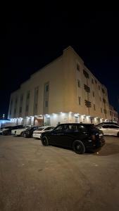 リヤドにあるHotel Studio in Hittinの夜間の建物前に停車する黒車