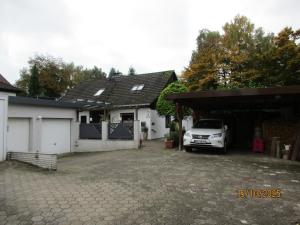 a car parked in a garage next to a house at Ferienwohnung,Über Tage in Bochum