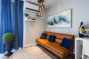 Posezení v ubytování ESJ Towers Studio- Beach Access + 27 fotografií