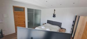 Postel nebo postele na pokoji v ubytování Sarajevo Penthouse